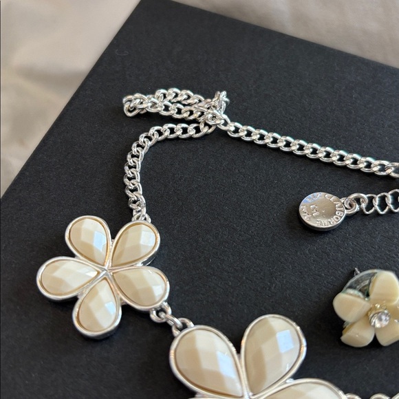 Liz Claibourne Silver toned White Facetted Flower Necklace and earrings set - Picture 6 of 12